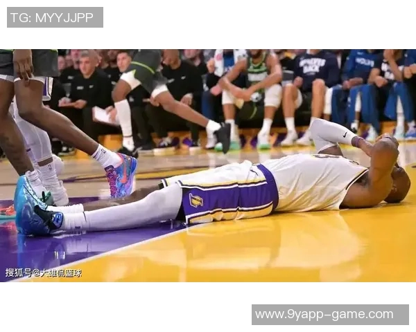 詹姆斯怒斥裁判判罚不公直言这犯规实在太离谱了